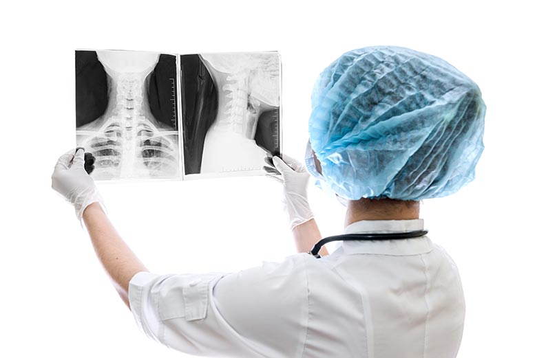 Resultados de exames sendo analisados por uma médica