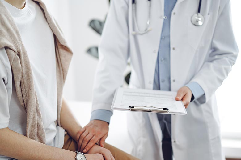 Médico passando orientações ao paciente