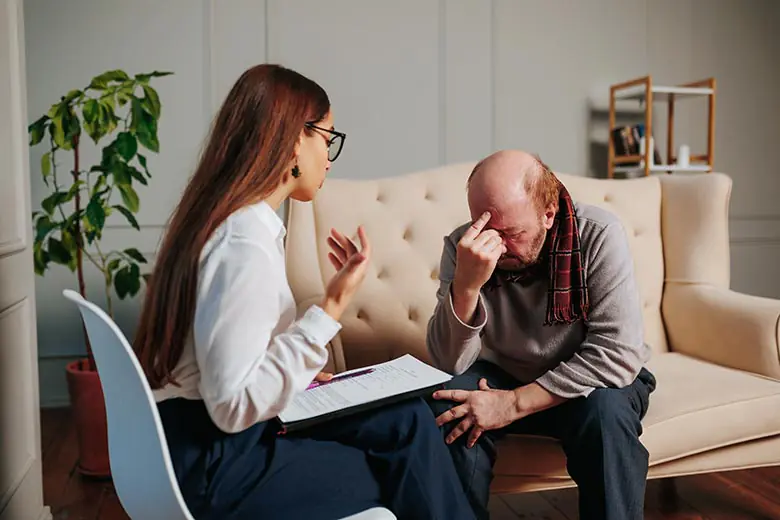 Paciente com Parkinson durante consulta com sua psicóloga