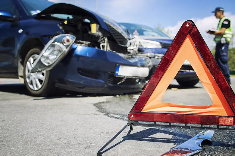 Acidente automotivo sendo sinalizado na estrada