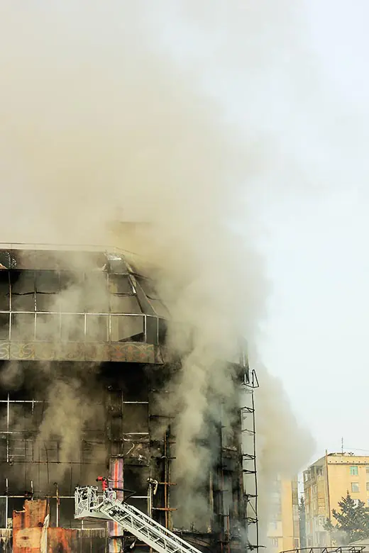 Prédio destruído após incêndio